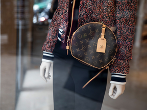 Sac Louis Vuitton sur mannequin