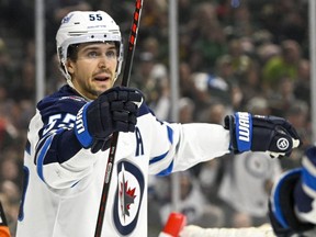 L'attaquant des Jets de Winnipeg Mark Scheifele célèbre après avoir marqué son but en première période contre le Wild du Minnesota le 11 avril 2023 au Xcel Energy Center de St. Paul, Minn.