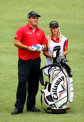 (LR) Patrick Reed attend avec son cadet et sa femme, Justine, pour frapper un coup au 9e trou lors du deuxième tour du championnat Wyndham au Sedgefield Country Club le 16 août 2013 à Greensboro, en Caroline du Nord.  (Photo de Streeter Lecka/Getty Images)