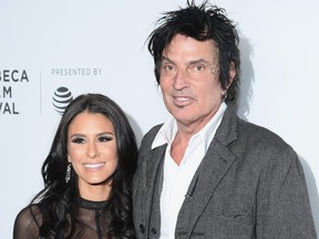 Brittany Furlan et Tommy Lee assistent à la première mondiale du Festival du film de Tribeca 2018 de The American Meme de Bert Marcus le 27 avril 2018 aux Spring Studios de New York.