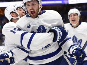 24 avril 2023 ;  Tampa, Floride, États-Unis;le centre des Maple Leafs de Toronto Alexander Kerfoot célèbre après avoir marqué le but gagnant contre le Lightning de Tampa Bay en prolongation du quatrième match du premier tour des séries éliminatoires de la coupe Stanley 2023 à Amalie Arena.