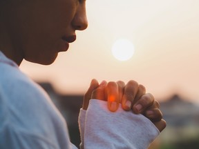 Le « découplage » de la foi et de l'attachement religieux des Canadiens se manifeste partout, des monothéismes abrahamiques les plus stricts aux confessions plus mystiques et polythéistes.