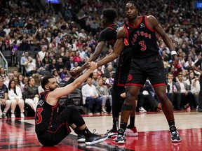 Fred VanVleet des Raptors de Toronto est aidé par ses coéquipiers Chris Boucher et OG Anunoby lors du tournoi Play-In 2023 contre les Chicago Bulls à la Scotiabank Arena le 12 avril 2023 à Toronto, Ontario, Canada.