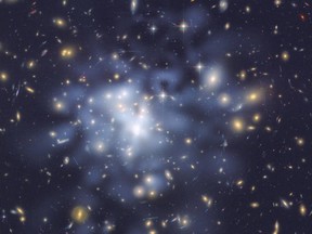 Une image du télescope spatial Hubble montre la distribution de la matière noire au centre de l'amas de galaxies géantes Abell 1689, contenant environ 1 000 galaxies et des milliards d'étoiles, en utilisant la lentille gravitationnelle.