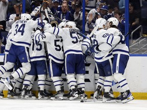 Les Maple Leafs de Toronto célèbrent la victoire du sixième match du premier tour des séries éliminatoires de la Coupe Stanley 2023 sur un but en prolongation de John Tavares # 91 contre le Lightning de Tampa Bay à Amalie Arena le 29 avril 2023 à Tampa, en Floride.