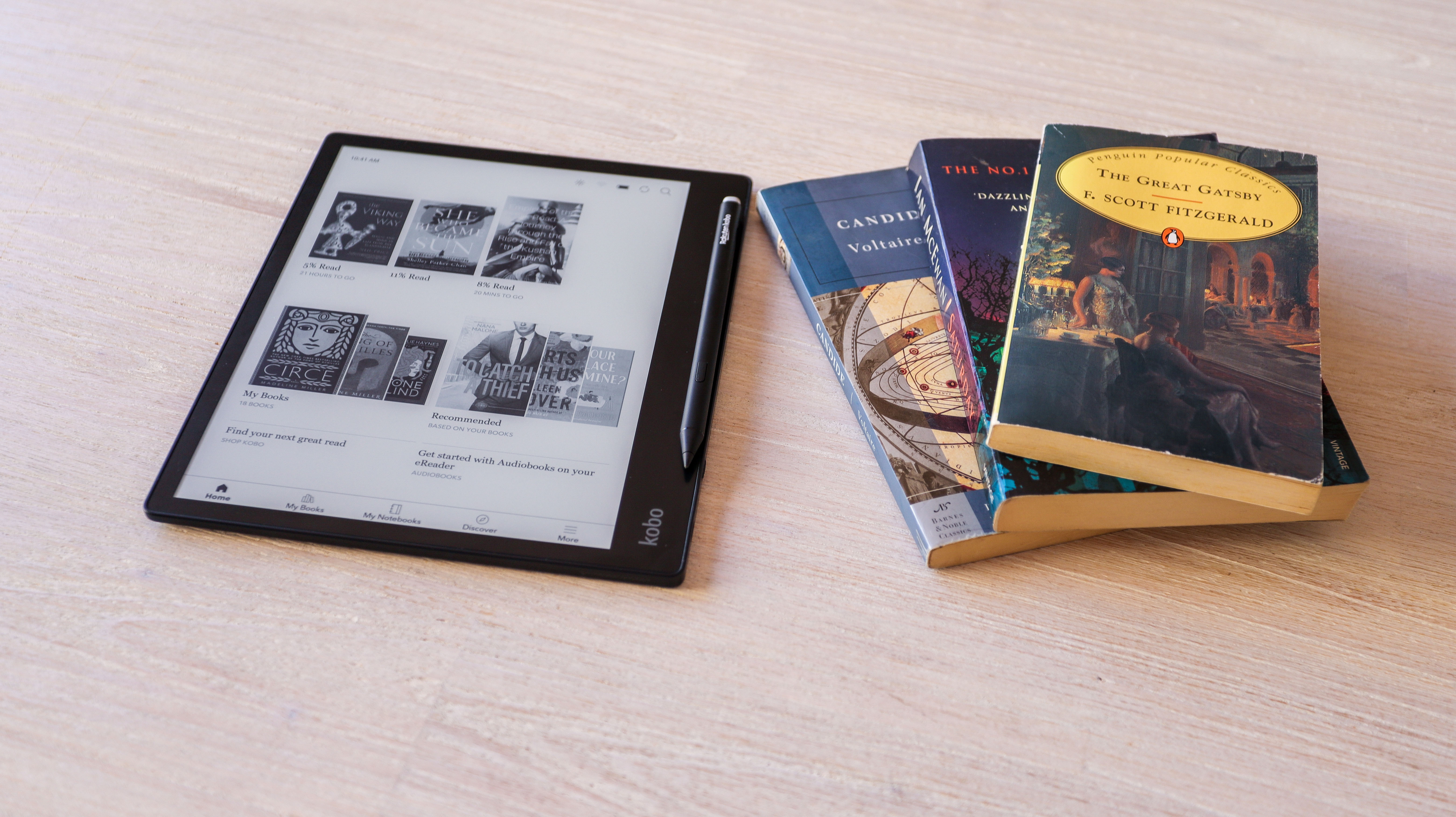 Kobo Elipsa 2E avec stylet sur une table à côté de quelques livres