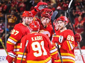 Michael Stone, au centre, célèbre son but en troisième période contre les Ducks d'Anaheim dimanche.