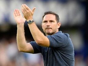 Football football - Premier League - Everton v Chelsea - Goodison Park, Liverpool, Grande-Bretagne - 6 août 2022 le directeur d'Everton Frank Lampard applaudit les fans après le match.