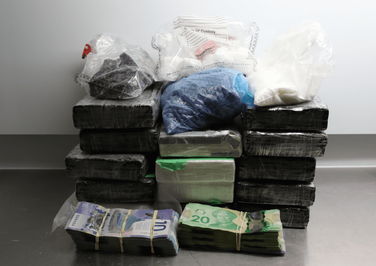 La police de Halton saisit 1 million de dollars de drogue, en arrête deux et délivre deux mandats