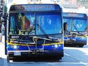 Photo d'archive d'un Coast Mountain Bus.  Un homme a été poignardé samedi alors qu'il conduisait un bus de Coast Mountain à Surrey.