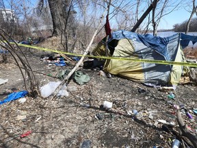 Un abri de fortune à l'intérieur d'une bande de police le long de Waterfront Drive à Winnipeg le lundi 17 avril 2023. La police a déclaré que des restes humains avaient été retrouvés à proximité.  KEVIN KING/Winnipeg Sun