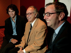 Justin Trudeau photographié avant une réunion de la Fondation Trudeau en 2004. Au milieu se trouve Boaventura de Sousa Santos du Forum social mondial et à droite se trouve Stephan Toope, le premier président de la fondation.