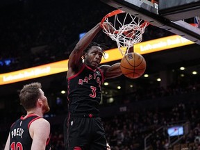 L'attaquant des Raptors OG Anunoby (3) lance le ballon contre le Heat lors de la deuxième mi-temps de la NBA à la Scotiabank Arena de Toronto, le mardi 28 mars 2023.