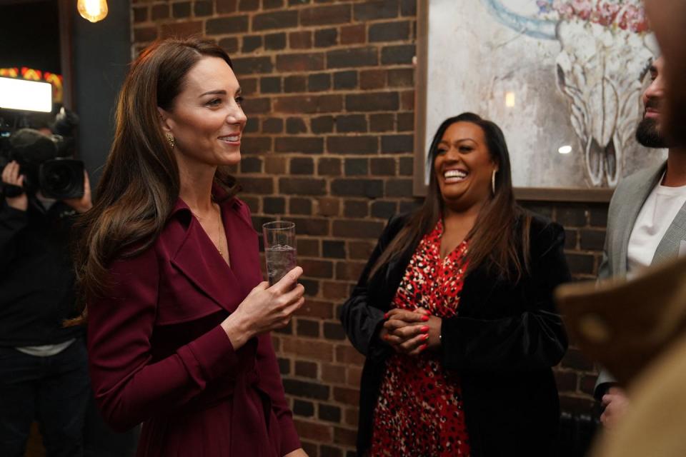 britains catherine, la princesse de galles l s'entretient avec la présentatrice de télévision alison hammond c lors d'une visite au presbytère de birmingham le 20 avril 2023, où elle a rencontré de futurs dirigeants et propriétaires d'entreprises locales du secteur des industries créatives de birmingham le presbytère se trouve au bord de la le quartier des bijoux, une plaque tournante pour les entreprises artistiques de la ville qui produit jusqu'à 40 de tous les bijoux fabriqués au Royaume-Uni photo de jacob king pool afp photo de jacob kingpoolafp via getty images