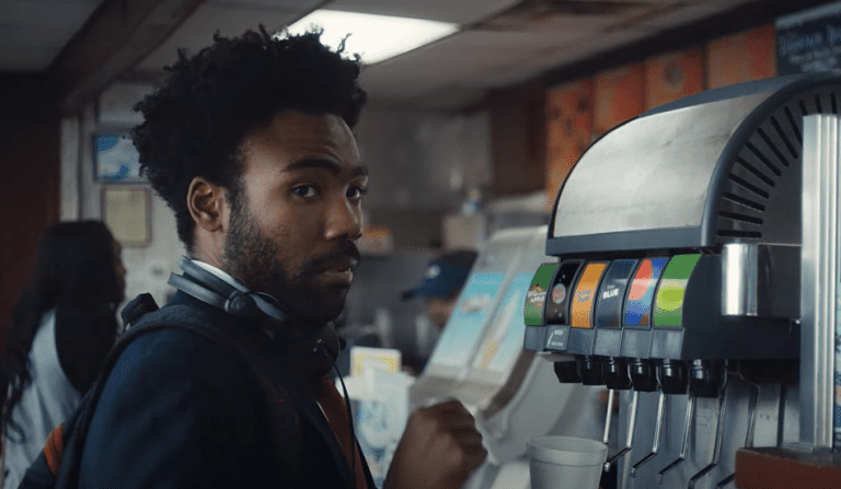 La série télévisée Star Wars Lando se produit toujours et pourrait mettre en vedette Donald Glover, le patron de Lucasfilm taquine
