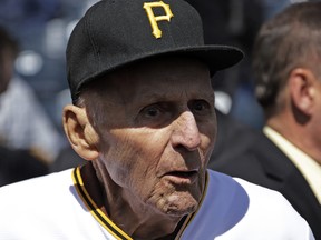 L'ancien arrêt-court des Pirates de Pittsburgh, Dick Groat, est présenté lors des cérémonies d'avant-match honorant sa vie au service de l'organisation des Pirates, avant un match de baseball contre les Cardinals de Saint-Louis à Pittsburgh, le lundi 1er avril 2019. Groat, une star de deux sports qui est allé de garde All-American en basket-ball à un bref passage dans la NBA pour finalement un arrêt-court All-Star et le MVP de la Ligue nationale de 1960 alors qu'il jouait au baseball pour sa ville natale Pittsburgh Pirates, est décédé.  Il avait 92 ans. La famille de Groat a déclaré dans un communiqué que Groat était décédé tôt jeudi matin, le 27 avril 2023, des suites d'un accident vasculaire cérébral.