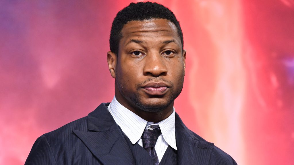 La victime présumée de Jonathan Majors a obtenu une ordonnance de protection temporaire complète, déclare Manhattan DA
