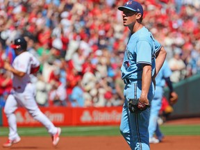 Le lanceur partant des Blue Jays, Chris Bassitt, regarde après avoir accordé son deuxième but à domicile lors de la première manche contre les Cardinals de St. Louis au Busch Stadium le 2 avril 2023 à St Louis.