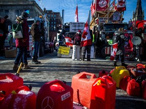 Photo d'archives: Des réservoirs d'essence sont assis par terre devant la colline du Parlement lors de la manifestation du convoi de l'hiver dernier le dimanche 13 février 2022, jour 17 de la manifestation.  Une enquête de la police d'Ottawa a échoué devant le tribunal après que l'accusé a été acquitté de toutes les accusations de méfait et d'obstruction policière pour avoir aidé et encouragé la manifestation en remplissant des jerrycans.