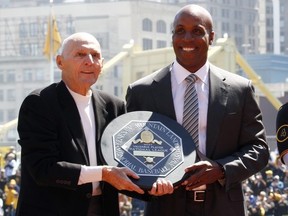 Les anciens pirates MVP Dick Groat et Barry Bonds lors de la journée d'ouverture au PNC Park le 31 mars 2014 à Pittsburgh, Pennsylvanie.