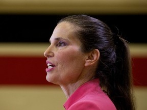 La ministre des Sciences et des Sports, Kirsty Duncan, annonce un financement pour élargir les programmes de sport et d'activité physique dans les communautés autochtones, à Edmonton le lundi 12 août 2019.