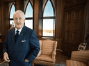 L'ancien premier ministre Brian Mulroney visite une réplique de son bureau sur la colline du Parlement, qui fait partie de l'école du gouvernement Mulroney Hall sur le campus de l'Université St. Francis Xavier à Antigonish, en Nouvelle-Écosse