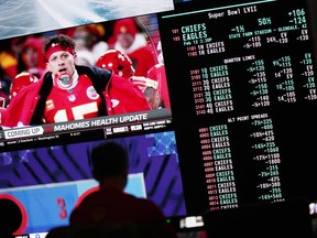 Une personne parie alors que les cotes de pari pour le Super Bowl de football de la NFL sont affichées sur les moniteurs du Circa Resort and Casino Sports Book à Las Vegas, le vendredi 3 février 2023. La première année de paris sportifs légaux sur un seul match en Ontario a été une tourbillon pour Michael Moskowitz, PDG de NorthStar Gaming.