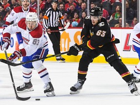 Adam Ruzicka # 63 des Flames de Calgary combat Evgeny Dadonov # 63 des Canadiens de Montréal lors de la deuxième période d'un match de la LNH au Scotiabank Saddledome le 1er décembre 2022 à Calgary, Alberta, Canada.