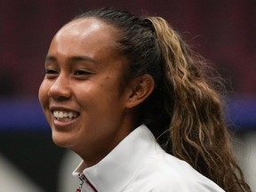 Leylah Annie Fernandez du Canada sourit après une séance d'entraînement pour les qualifications de tennis de la coupe Billie Jean King contre la Belgique, à Vancouver, C.