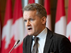 Le ministre du Travail Seamus O'Regan prend la parole lors d'une conférence de presse, le mercredi 19 octobre 2022 à Ottawa.