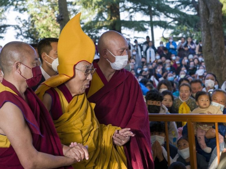 Le Dalaï Lama s’excuse après qu’une vidéo le montre en train de demander à un garçon de lui sucer la langue