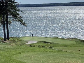 Une vue magique sur l'eau au terrain de golf Algonquin.  Tim Baines/Postmédia