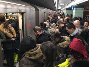 Les banlieusards bloquent les wagons du métro à Toronto.  Le Canada a ajouté environ un million de nouveaux résidents en 2022.