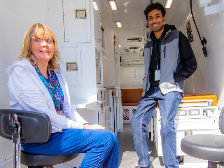 Le bureau de cette hygiéniste dentaire est une camionnette et ses jeunes clients sont souvent sans abri