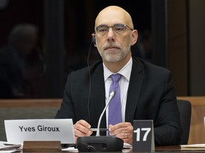 Le directeur parlementaire du budget, Yves Giroux, attend de comparaître avant de comparaître devant le Comité sénatorial des finances nationales, le 25 octobre 2022 à Ottawa.