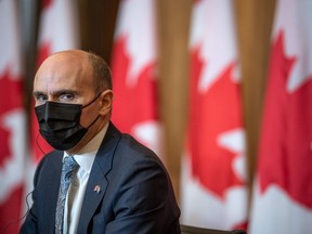 Le ministre de la Santé Jean-Yves Duclos regarde lors d'une conférence de presse à Ottawa, le 25 novembre 2022. Un comité parlementaire de la santé évalue la nécessité d'une nouvelle législation qui obligerait l'Agence de la santé publique du Canada à déposer ses plans pour prévenir et se préparer à futures pandémies à la Chambre des communes.