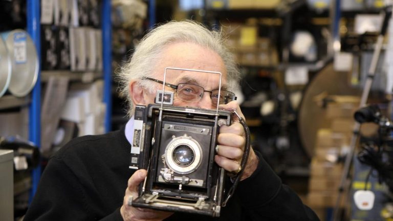 Le coureur du photographe lors du couronnement de la reine raconte le pouvoir des images imprimées