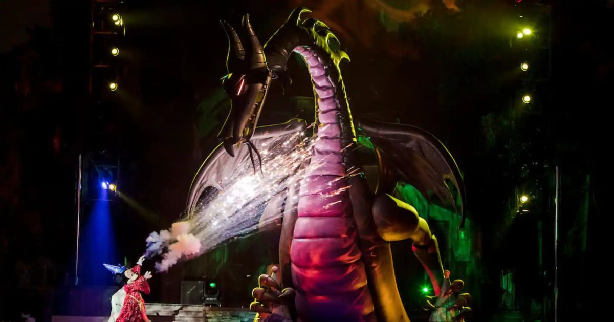 Le dragon maléfique de Disneyland englouti par les flammes après que le spectacle Fantasmic ait mal tourné
