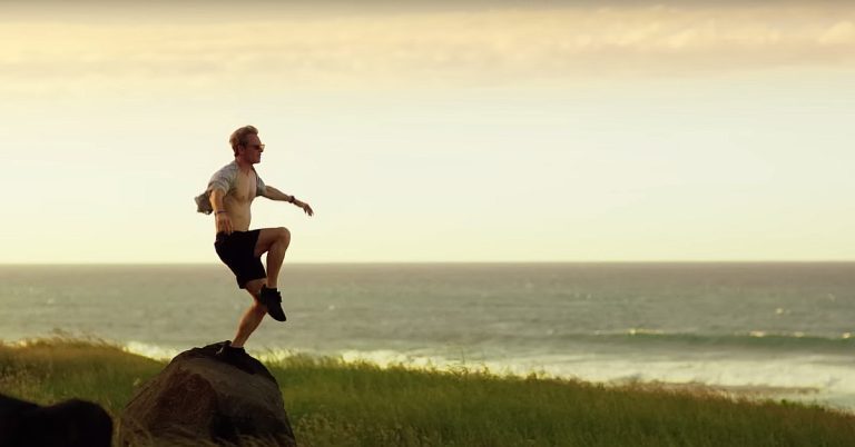 Le film de football de Taika Waititi met en vedette Michael Fassbender dans le rôle d'un entraîneur échoué envoyé aux Samoa américaines
