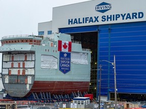 Le bloc central du futur navire de patrouille arctique et extracôtier NCSM Max Bernays est déplacé du bâtiment de fabrication au quai de l'installation d'Irving Shipbuilding à Halifax en janvier 2021.