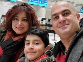 Shahin Moghadam (à droite) a perdu sa femme, Shakiba Feghahati, et son fils, Rosstin, dans l'accident de l'avion de ligne PS752 le 8 janvier 2020. Moghaddam a intenté une action en cour fédérale pour demander un examen des raisons pour lesquelles l'Agence de surveillance de la sécurité nationale et du renseignement du Canada a suspendu son enquête.