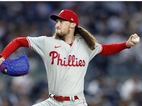 Matt Strahm des Phillies de Philadelphie lance lors de la première manche contre les Yankees de New York au Yankee Stadium le 04 avril 2023 dans le quartier du Bronx à New York.