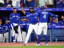 George Springer des Blue Jays célèbre avec Vladimir Guerrero Jr. après avoir frappé un coup de circuit en solo lors de la cinquième manche contre les Tigers de Detroit au Rogers Centre le 11 avril 2023 à Toronto.  