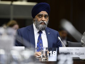 Le ministre du Développement international Harjit Sajjan se prépare à comparaître devant le Comité permanent de la citoyenneté et de l'immigration pour étudier la réponse du gouvernement au rapport final du Comité spécial sur l'Afghanistan, à Ottawa, le mercredi 26 avril 2023.