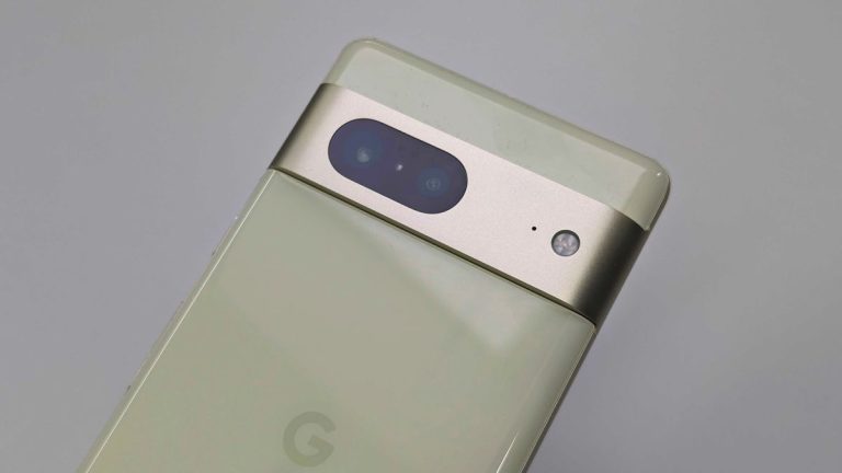 Le nouveau boîtier Pixel 8 laisse entendre que Google conservera la barre de caméra distinctive