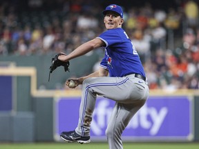 Le lanceur partant des Blue Jays de Toronto, Chris Bassitt, livre un lancer lors de la deuxième manche contre les Astros de Houston au Minute Maid Park.