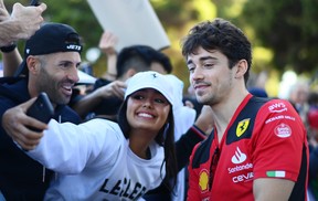 Charles Leclerc de Monaco et Ferrari accueillent les fans sur le Melbourne Walk avant le Grand Prix de F1 d'Australie sur le circuit du Grand Prix d'Albert Park le 02 avril 2023 à Melbourne, en Australie.  (Photo de Quinn Rooney/Getty Images)