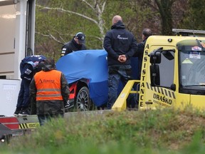 Des employés de Hyundai Motorsport inspectent la voiture dans laquelle le meilleur pilote de rallye irlandais Craig Breen a été tué, près du village de Stari Golubovec, en Croatie, le 13 avril 2023.