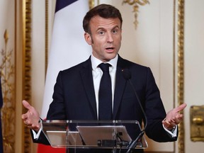 Le président français Emmanuel Macron s'adresse aux médias lors d'une conférence de presse conjointe avec le Premier ministre des Pays-Bas à la suite d'une réunion à Amsterdam le 12 avril 2023.