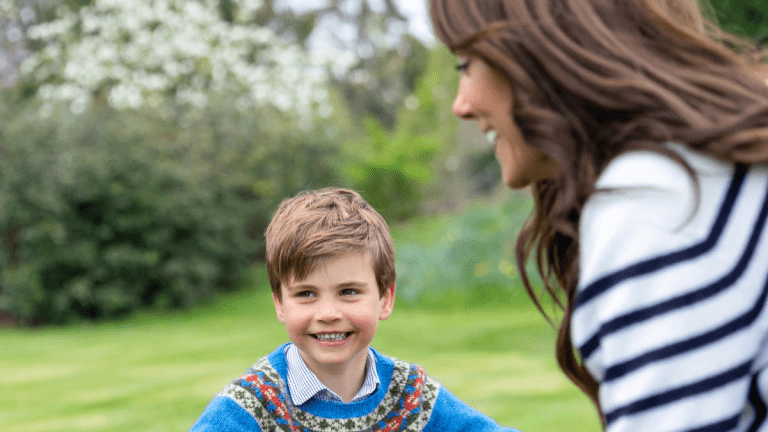 Le prince Louis photographié poussé dans une brouette par Kate avant son cinquième anniversaire